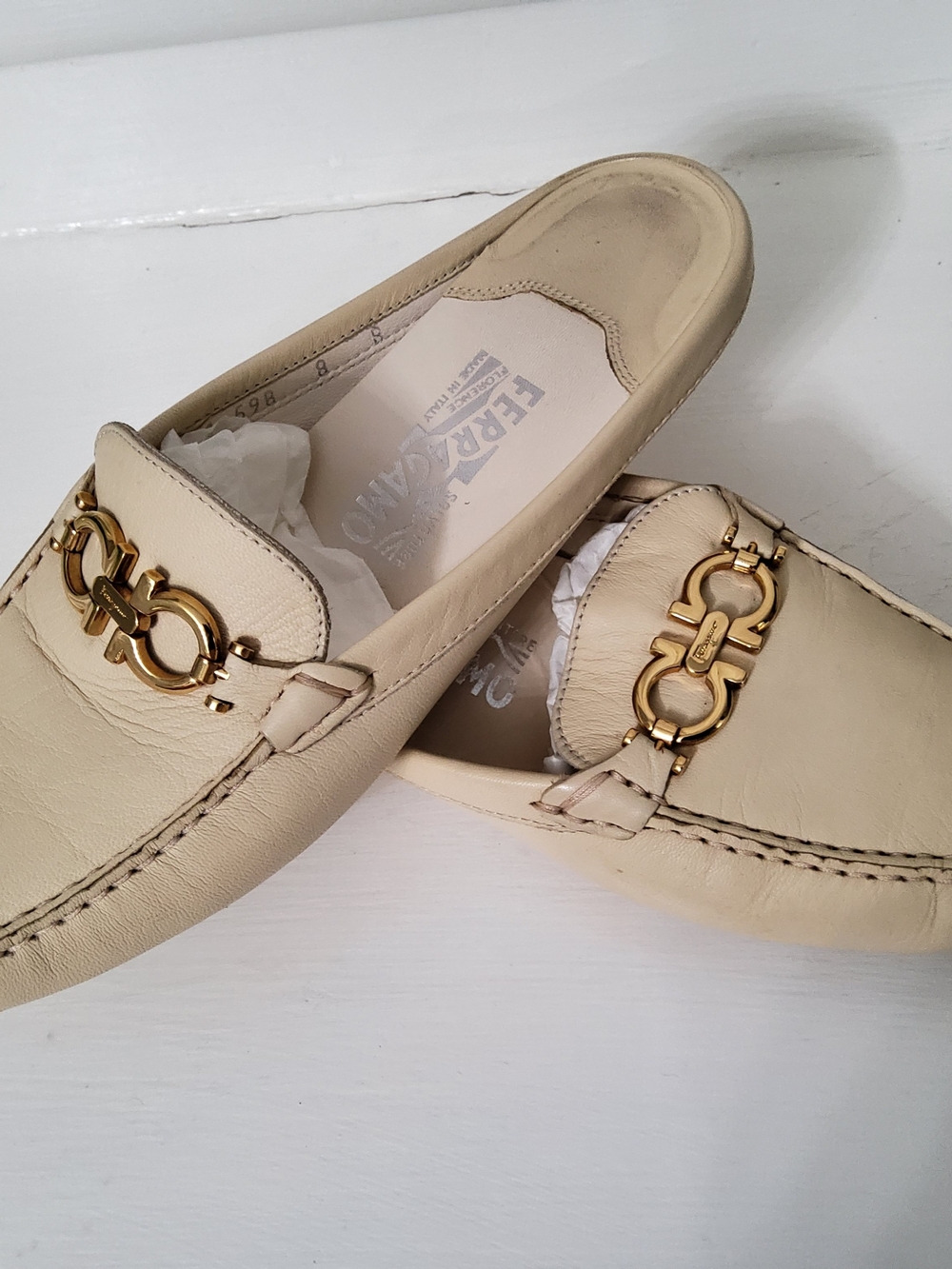 Salvatore Ferragamo Cream Leather Vara Buckle Loafers